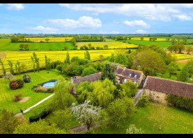 Deux maisons de charme, une grange, un étang sur 1,30 Hectares à la campagne